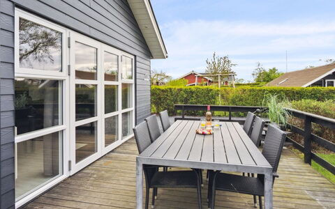 Elvina - 200M from the Sea: Blå, Busk, Sommerhus, Bunddække, Have, Estate, Skygge, Landscaping, Stuehus, Eco Hotel