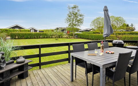 Elvina - 200M from the Sea: Blå, Busk, Sommerhus, Bunddække, Have, Estate, Skygge, Landscaping, Stuehus, Eco Hotel