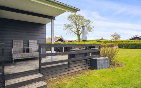 Elvina - 200M from the Sea: Blå, Busk, Sommerhus, Bunddække, Have, Estate, Skygge, Landscaping, Stuehus, Eco Hotel