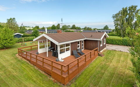 Ellyn - 500M from the Sea: Blå, Busk, Sommerhus, Bunddække, Have, Estate, Skygge, Landscaping, Stuehus, Eco Hotel