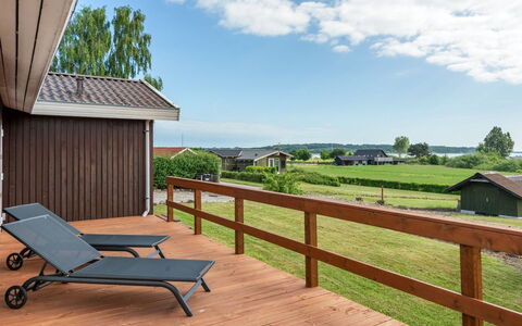 Ellyn - 500M from the Sea: Blå, Busk, Sommerhus, Bunddække, Have, Estate, Skygge, Landscaping, Stuehus, Eco Hotel