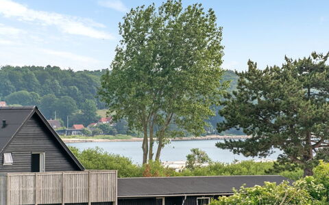 Ellyn - 500M from the Sea: Blå, Busk, Sommerhus, Bunddække, Have, Estate, Skygge, Landscaping, Stuehus, Eco Hotel
