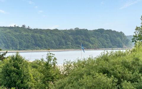 Ellyn - 500M from the Sea: Blå, Busk, Sommerhus, Bunddække, Have, Estate, Skygge, Landscaping, Stuehus, Eco Hotel