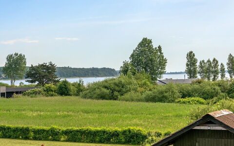 Ellyn - 500M from the Sea: Blå, Busk, Sommerhus, Bunddække, Have, Estate, Skygge, Landscaping, Stuehus, Eco Hotel