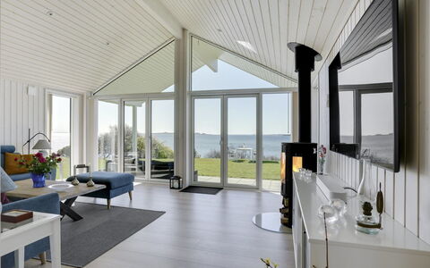 Lander - 20M from the Sea: Loft, Gulvbelægning, Indretning, Hjem, Etage, Møbel, Trægulve, Stue, Dør, Stol