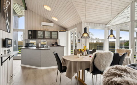 Sylvana - 400M from the Sea: Lejlighed, Skygge, Altan, Stol, Hegn, Udendørs Møbler, Aluminium, Kunstgræs