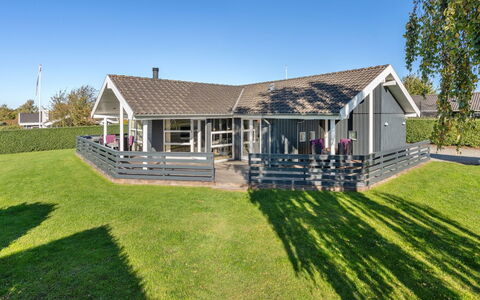 Sylvana - 400M from the Sea: Hus, Tag, Hjem, Sommerhus, Estate, Stuehus, Villa, Veranda, Sidespor
