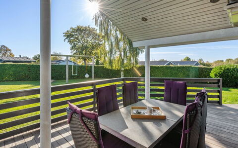 Sylvana - 400M from the Sea: Hus, Tag, Hjem, Sommerhus, Estate, Stuehus, Villa, Veranda, Sidespor