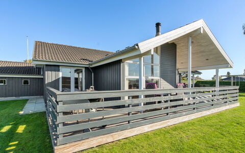 Sylvana - 400M from the Sea: Lejlighed, Skygge, Altan, Stol, Hegn, Udendørs Møbler, Aluminium, Kunstgræs