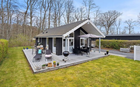 Gunholm - 150M from the Sea: Blå, Busk, Sommerhus, Bunddække, Have, Estate, Skygge, Landscaping, Stuehus, Eco Hotel