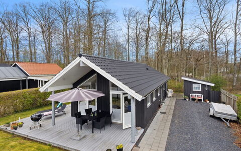 Gunholm - 150M from the Sea: Blå, Busk, Sommerhus, Bunddække, Have, Estate, Skygge, Landscaping, Stuehus, Eco Hotel