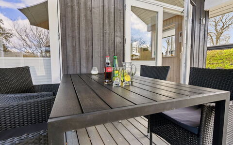 Gunholm - 150M from the Sea: Blå, Busk, Sommerhus, Bunddække, Have, Estate, Skygge, Landscaping, Stuehus, Eco Hotel