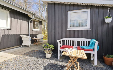 Gunholm - 150M from the Sea: Blå, Busk, Sommerhus, Bunddække, Have, Estate, Skygge, Landscaping, Stuehus, Eco Hotel