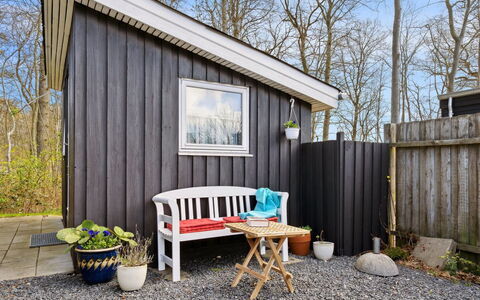 Gunholm - 150M from the Sea: Blå, Busk, Sommerhus, Bunddække, Have, Estate, Skygge, Landscaping, Stuehus, Eco Hotel
