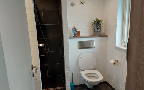 Greth - 500M from the Sea: Toiletbræt, Badeværelse, Toilet, Sanitærarmatur, Væg, Gulvbelægning, Indretning, Etage, Vvs, Flise