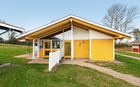 Boris - 500M from the Sea: Boligområde, Tag, Forstad, Indkørsel, Estate, Skorsten