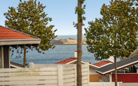 Boris - 500M from the Sea: Boligområde, Tag, Forstad, Indkørsel, Estate, Skorsten