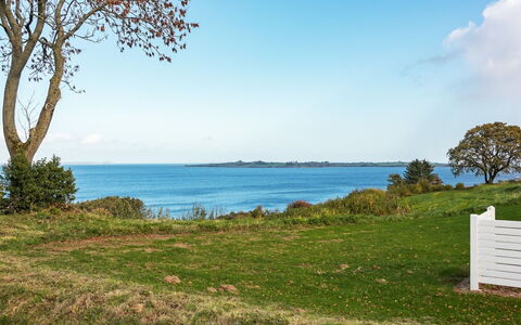 Boris - 500M from the Sea: Boligområde, Tag, Forstad, Indkørsel, Estate, Skorsten