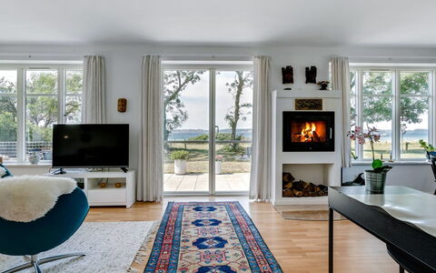 Jeppe - 50M to the Fjord: Gulvbelægning, Møbel, Etage, Indretning, Træ, Trægulve, Loft, Stue, Hjem, Værelse