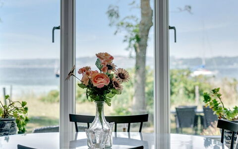 Jeppe - 50M to the Fjord: Møbel, Indretning, Bord, Afskaarne Blomster, Blomsterhandlere, Spisestue, Stol, Omdrejningspunktet