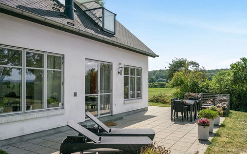 Jeppe - 50M to the Fjord: Hjem, Hus, Tag, Sommerhus, Boligområde, Estate, Dør, Stuehus, Have, Udendørs Møbler