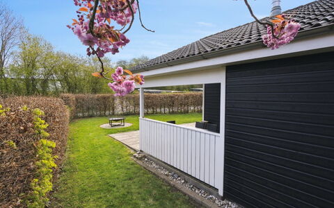 Holmwith - 200M from the Sea: Møbel, Indretning, Stol, Gulvbelægning, Bord, Udvej, Etage, Loft, Værelse, Eco Hotel