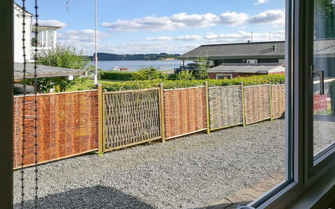 Star - 100M from the Sea: Tag, Hus, Land Lot, Hjem, Sommerhus, Estate, Garden Bygninger, Skygge, Bjælkehytte, Landscaping