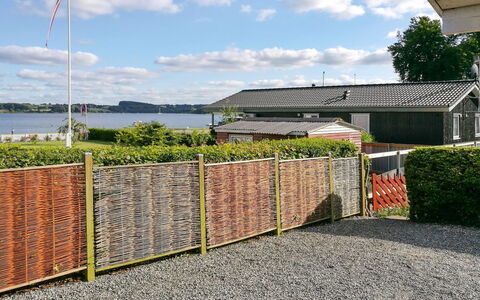 Star - 100M from the Sea: Tag, Hus, Land Lot, Hjem, Sommerhus, Estate, Garden Bygninger, Skygge, Bjælkehytte, Landscaping