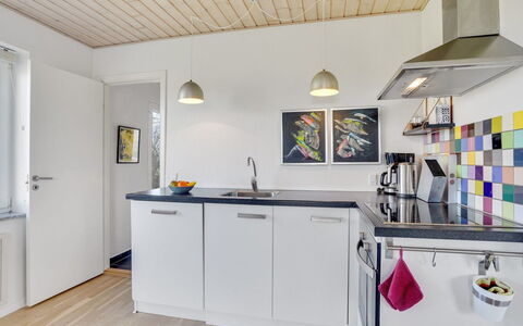 Ewelina - 15Km from the Sea: Køkken, Indretning, Countertop, Gulvbelægning, Loft, Køkken Apparat, Større Bandage, Træ, Etage, Møbel