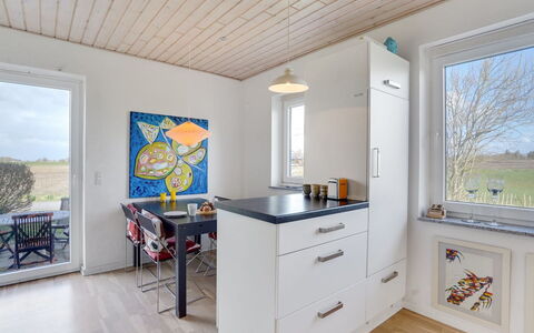 Ewelina - 15Km from the Sea: Gulvbelægning, Træ, Indretning, Etage, Køkken, Møbel, Loft, Countertop, Cabinetry, Hjem