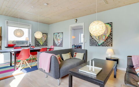 Ewelina - 15Km from the Sea: Møbel, Indretning, Gulvbelægning, Etage, Loft, Træ, Lysarmatur, Couch, Stue, Værelse