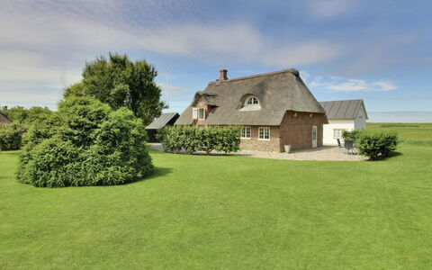 Ingulf - 18Km from the Sea: Blå, Busk, Sommerhus, Bunddække, Have, Estate, Skygge, Landscaping, Stuehus, Eco Hotel