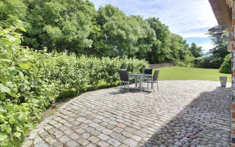 Ingulf - 18Km from the Sea: Blå, Busk, Sommerhus, Bunddække, Have, Estate, Skygge, Landscaping, Stuehus, Eco Hotel