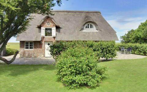 Ingulf - 18Km from the Sea: Blå, Busk, Sommerhus, Bunddække, Have, Estate, Skygge, Landscaping, Stuehus, Eco Hotel