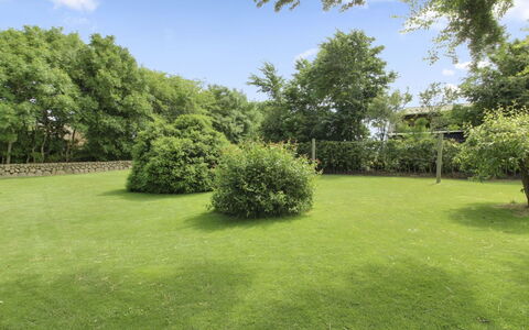 Ingulf - 18Km from the Sea: Blå, Busk, Sommerhus, Bunddække, Have, Estate, Skygge, Landscaping, Stuehus, Eco Hotel