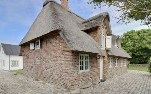 Ingulf - 18Km from the Sea: Blå, Busk, Sommerhus, Bunddække, Have, Estate, Skygge, Landscaping, Stuehus, Eco Hotel
