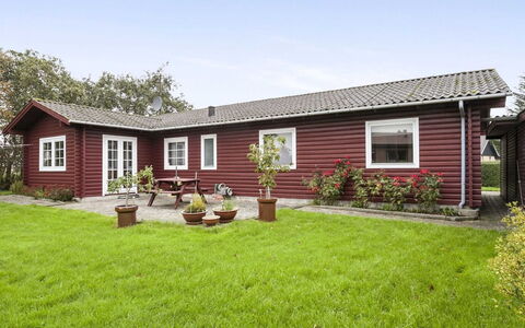 Harrieth - 16Km from the Sea: Blå, Busk, Sommerhus, Bunddække, Have, Estate, Skygge, Landscaping, Stuehus, Eco Hotel