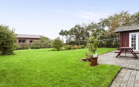 Harrieth - 16Km from the Sea: Blå, Busk, Sommerhus, Bunddække, Have, Estate, Skygge, Landscaping, Stuehus, Eco Hotel