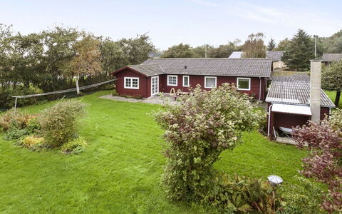 Harrieth - 16Km from the Sea: Blå, Busk, Sommerhus, Bunddække, Have, Estate, Skygge, Landscaping, Stuehus, Eco Hotel