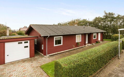 Harrieth - 16Km from the Sea: Blå, Busk, Sommerhus, Bunddække, Have, Estate, Skygge, Landscaping, Stuehus, Eco Hotel