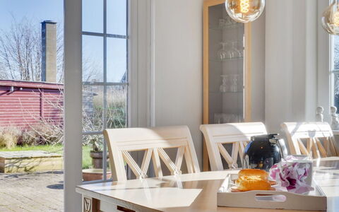 Harrieth - 16Km from the Sea: Blå, Busk, Sommerhus, Bunddække, Have, Estate, Skygge, Landscaping, Stuehus, Eco Hotel