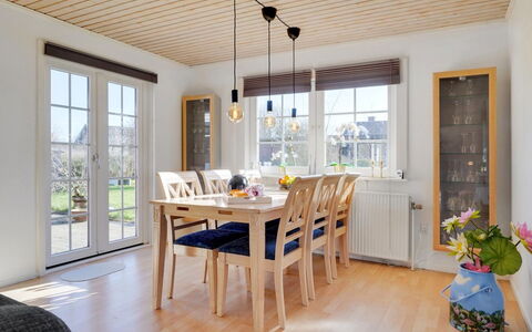 Harrieth - 16Km from the Sea: Blå, Busk, Sommerhus, Bunddække, Have, Estate, Skygge, Landscaping, Stuehus, Eco Hotel