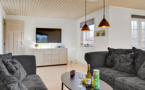Harrieth - 16Km from the Sea: Blå, Busk, Sommerhus, Bunddække, Have, Estate, Skygge, Landscaping, Stuehus, Eco Hotel