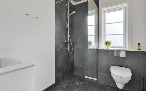 Harrieth - 16Km from the Sea: Blå, Busk, Sommerhus, Bunddække, Have, Estate, Skygge, Landscaping, Stuehus, Eco Hotel