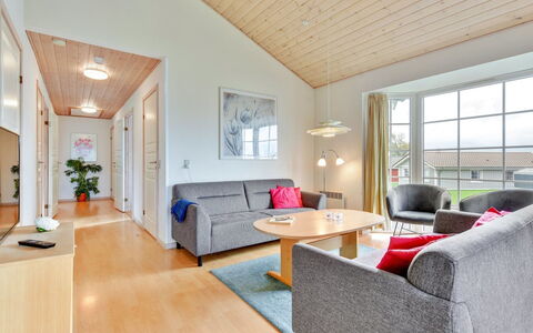 Karina - 150M to the Fjord: Gulvbelægning, Loft, Indretning, Etage, Møbel, Stue, Trægulve, Couch, Stol