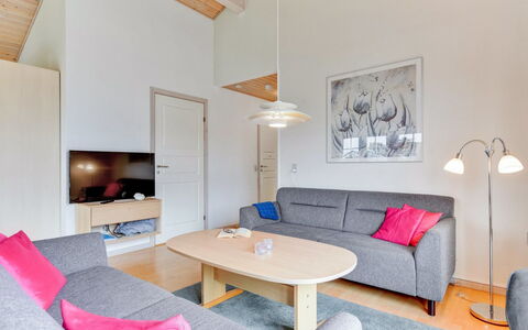 Karina - 150M to the Fjord: Indretning, Gulvbelægning, Etage, Træ, Møbel, Couch, Loft, Stue, Værelse, Trægulve