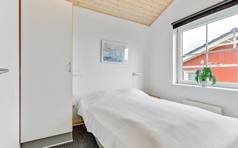 Karina - 150M to the Fjord: Hjem, Loft, Dagslys, Hårdttræ, Soveværelse, Bejdse, Planke, Sidespor, Seng, Sne