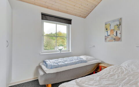 Karina - 150M to the Fjord: Væg, Træ, Hjem, Soveværelse, Loft, Sommerhus, Hårdttræ, Dagslys, Bejdse, Seng