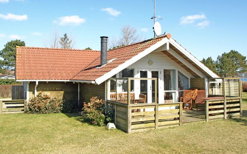 Ascan - 50M from the Sea: Hus, Sommerhus, Hjem, Tag, Sidespor, Lawn, Veranda, Gård, Stuehus, Garden Bygninger