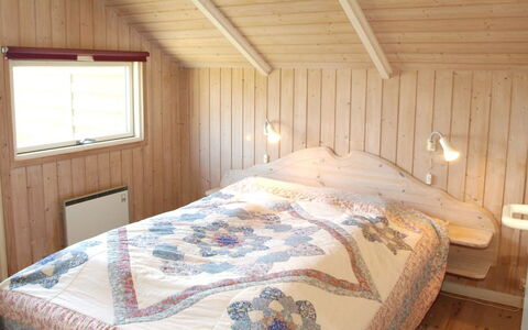 Ascan - 50M from the Sea: Soveværelse, Træ, Etage, Indretning, Gulvbelægning, Loft, Seng, Møbel, Værelse, Sengetøj